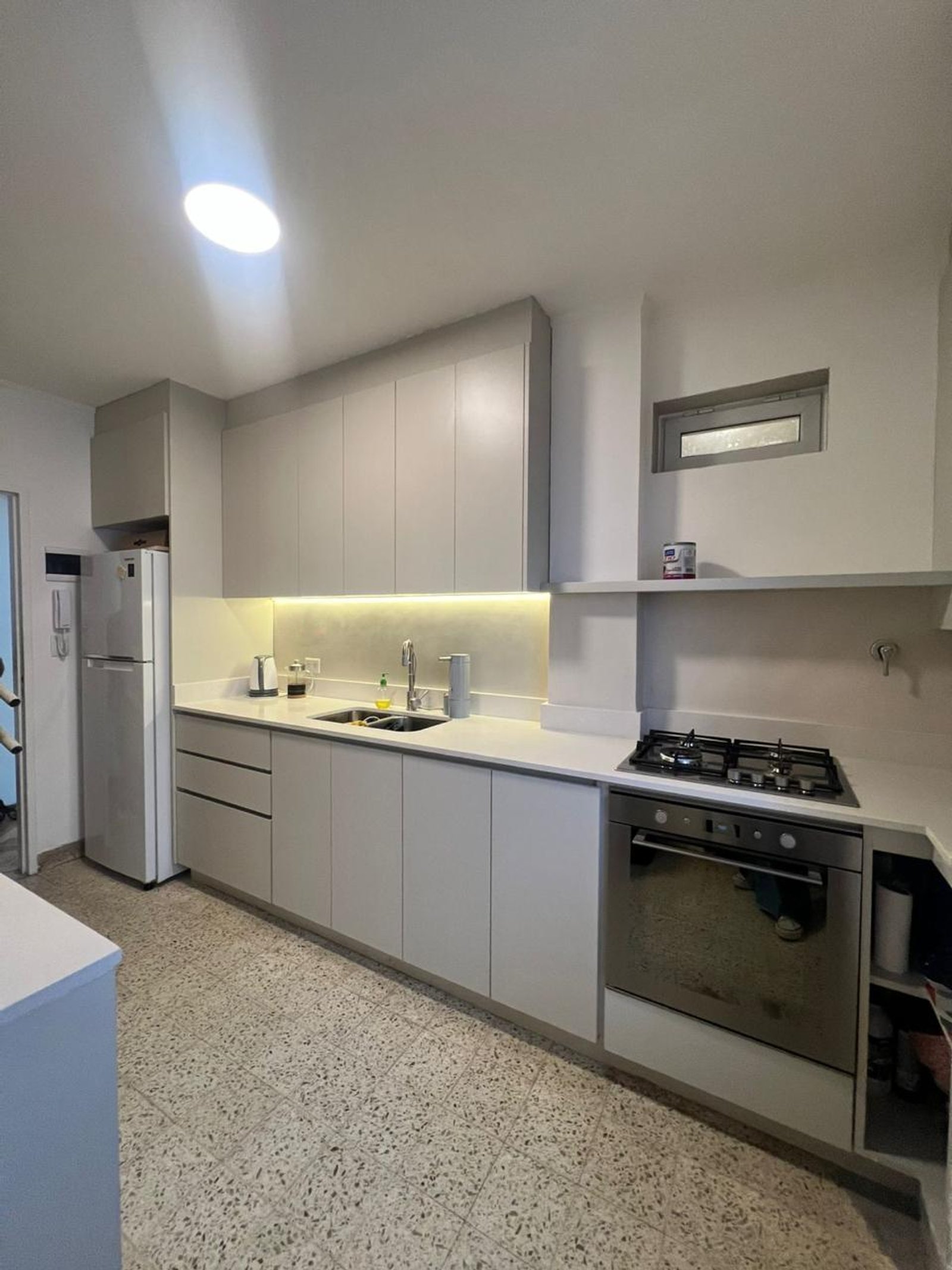 Cocina moderna con electrodomésticos integrados y muebles blancos — proyecto Pedro Rivera , por Estudio NET Arquitectura , en Dr. Pedro Ignacio Rivera 2646